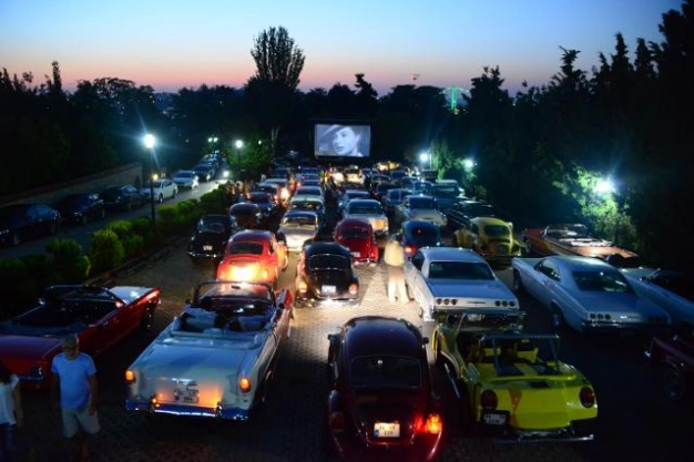 Asırlık koru, yarım asırlık otomobiller ve bir sinema klasiği