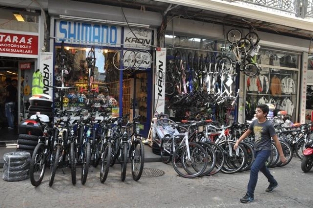 Kariyer de yapıyor pedal da çeviriyorlar