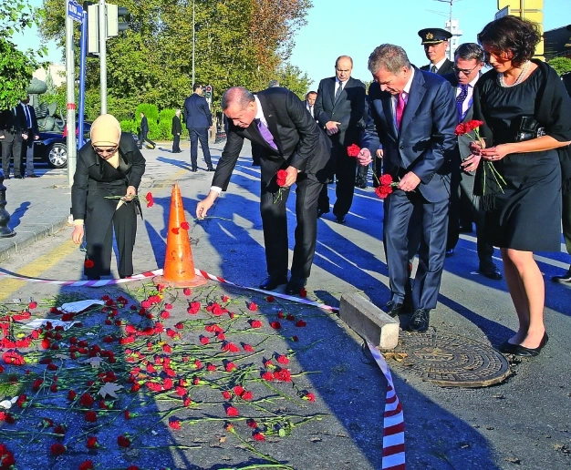 Kanlı ellere lanet yağdı
