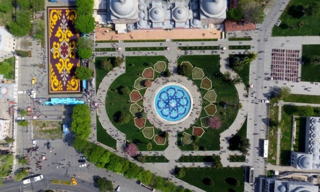 Meydanı lale bahçesine çeviren halı