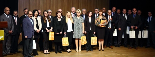 15. yılını dolduranlara plaket