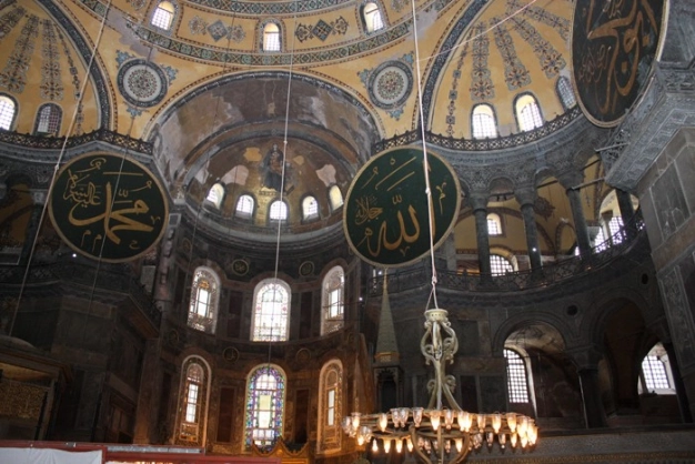 İhtişamla büyülüyorlar