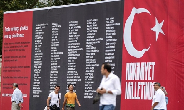 Dev pankart ve panoyla tepki