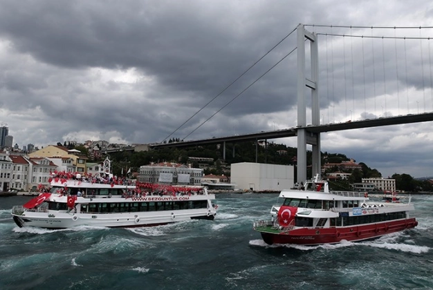 200 tekneyle ‘demokrasi turu’