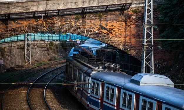 Orda bir istasyon var uzakta