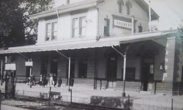 Orda bir istasyon var uzakta