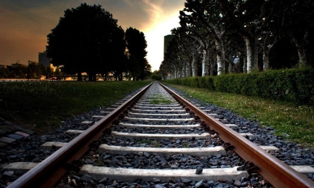 Orda bir istasyon var uzakta