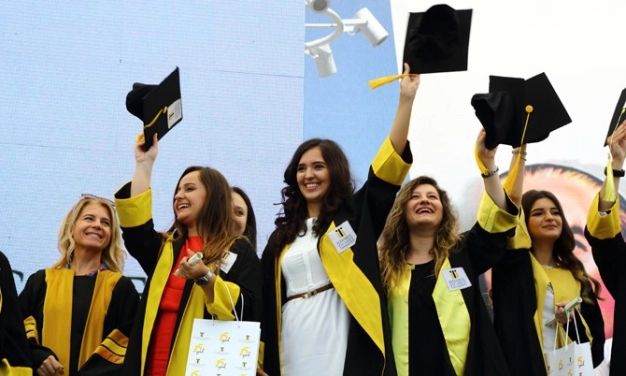 Kayıttan mezuniyete öğrencinin yanında