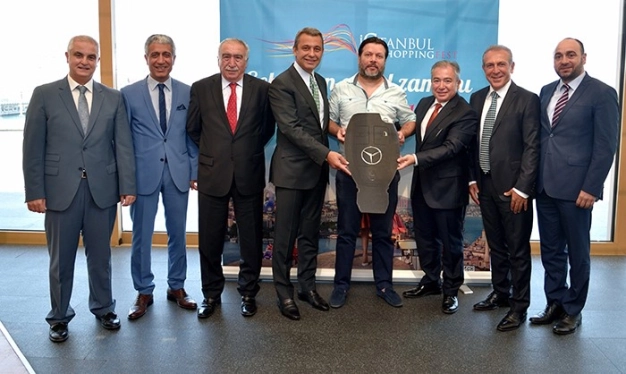 Talihli ödülünü teslim aldı