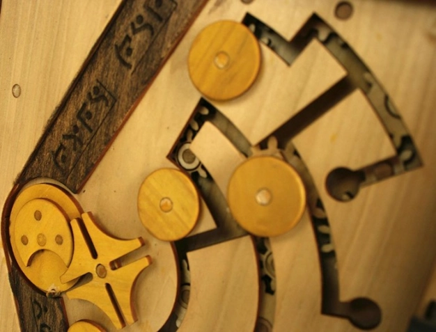 Tahtadan mekanik bulmacaya fon yağdı