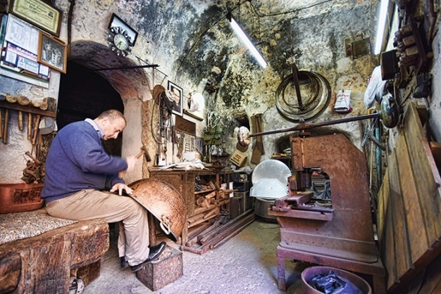Sadece bir usta ve çay ocağı kalmış