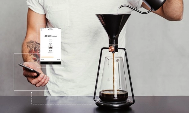 Cep telefonuyla kahve keyfi