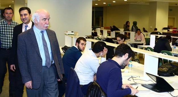 Rektörden yeni öğrencilere moral