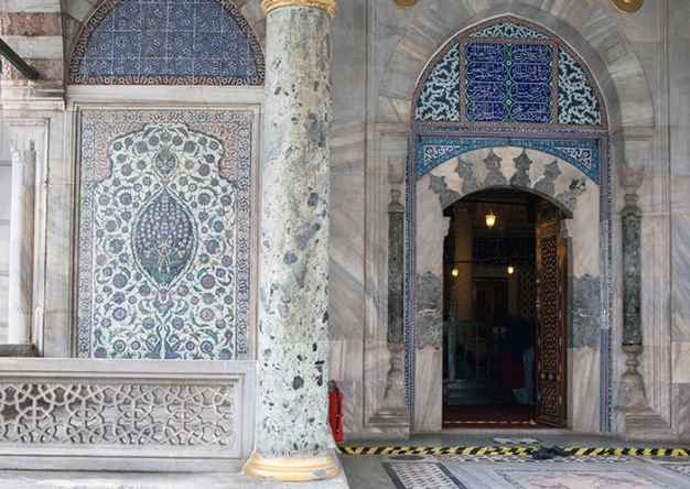 Kendisi İstanbul’da çinileri Fransa’da