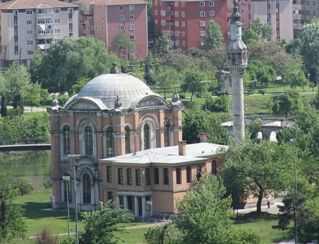 Minaresinde iki müezzin ayna anda ezan okuyabiliyor