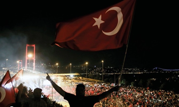 'Bir milletin esaret zincirlerini parçalayışına tanık olduk'