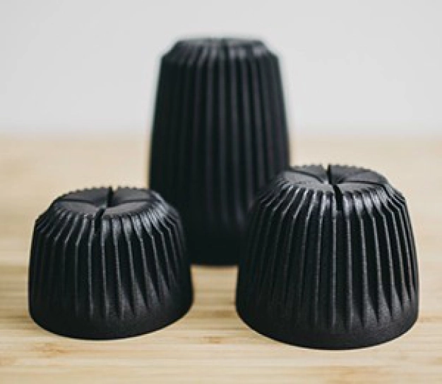 Kahveden yapılan bardak ile kahve içiliyor