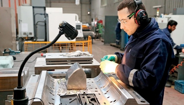 Ekonomideki tempo tahminleri alt üst etti