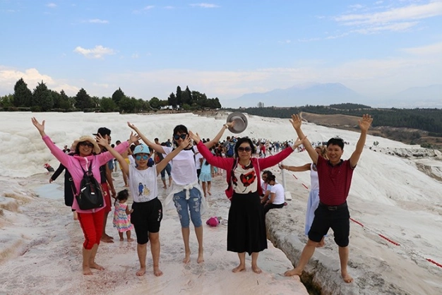 Beyaz travertenlere turist akını