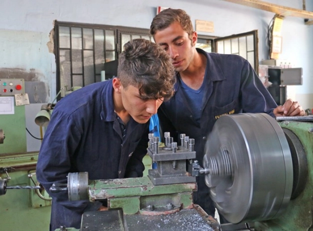 Sanayici afişle işçi arıyor