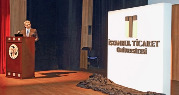 Makam odasının kapılarını öğrencilere randevusuz açtı