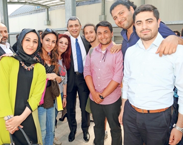 Makam odasının kapılarını öğrencilere randevusuz açtı