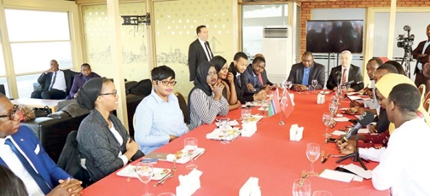 Gambiyalı öğrencilere Gambiya Cumhurbaşkanından sürpriz