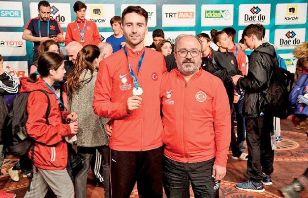 Ordulu tekvandocunun altın madalya sevinci