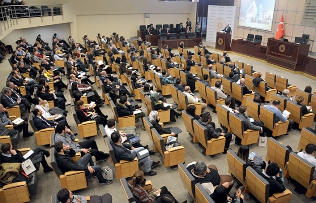 Çekin arka yüzündeki sahte imzaya dikkat