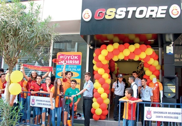 Mağazalarıyla da para basıyorlar