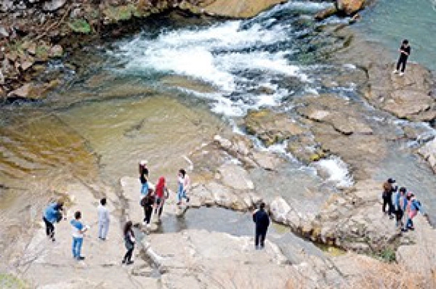 Şelalede bahar yoğunluğu