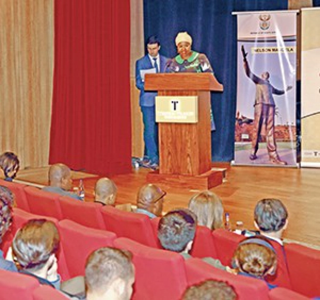 Güney Afrikalı Bakan konferans verdi