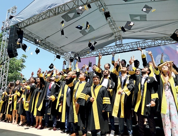 825 mezun gururla kep attı