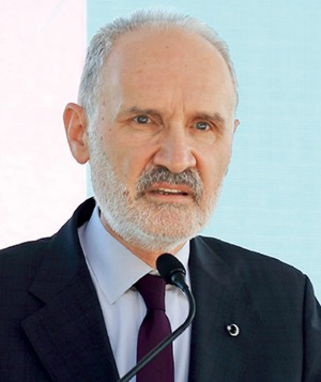 825 mezun gururla kep attı