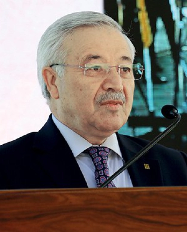 825 mezun gururla kep attı