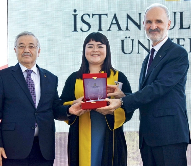 825 mezun gururla kep attı