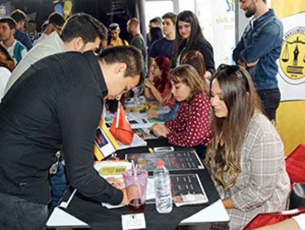 Üniversiteyle tanıştılar