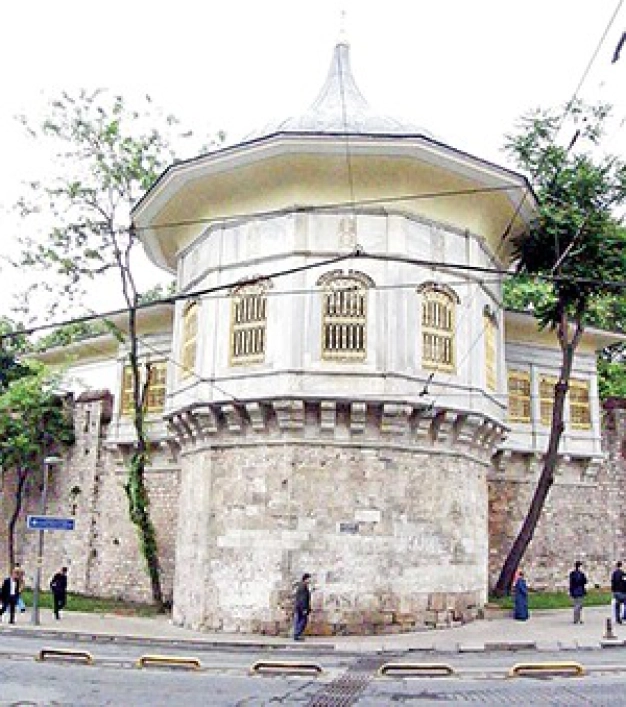 Topkapı Sarayı’nın sokağa bakan yüzü Alay Köşkü