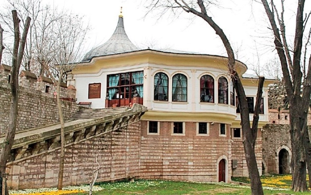 Topkapı Sarayı’nın sokağa bakan yüzü Alay Köşkü