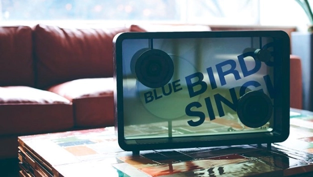 Şarkı sözlerini aynı anda ekranda gösteren hoparlör