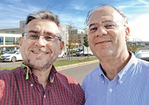 Dört icatla dünyaya parmak ısırttı