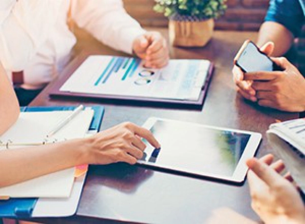 Hem çağrı alıp hem işi yönetiyorlar