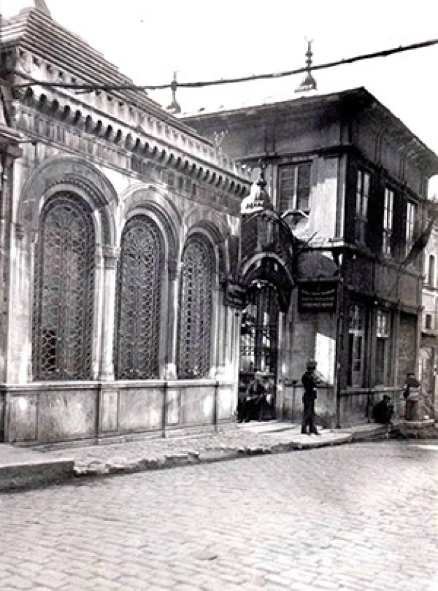 Beyoğlu’nun en huzurlu köşesi: Galata Mevlevihanesi