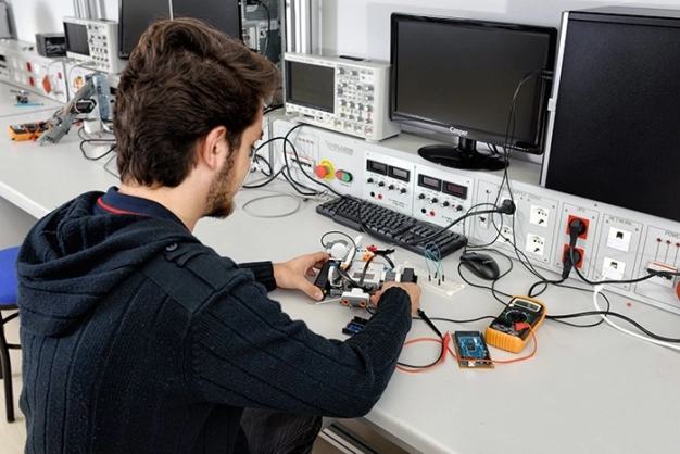 Laboratuvarla birinci sınıfta tanışıyorlar