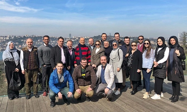 Boğaz manzarasıyla yüksek lisans dersi