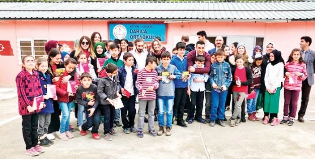 Kütüphanelerle çocuklar gülüyor