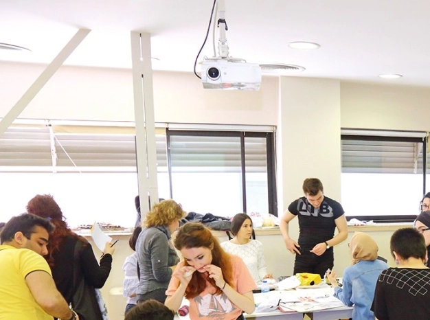 Kütüphanelerle çocuklar gülüyor