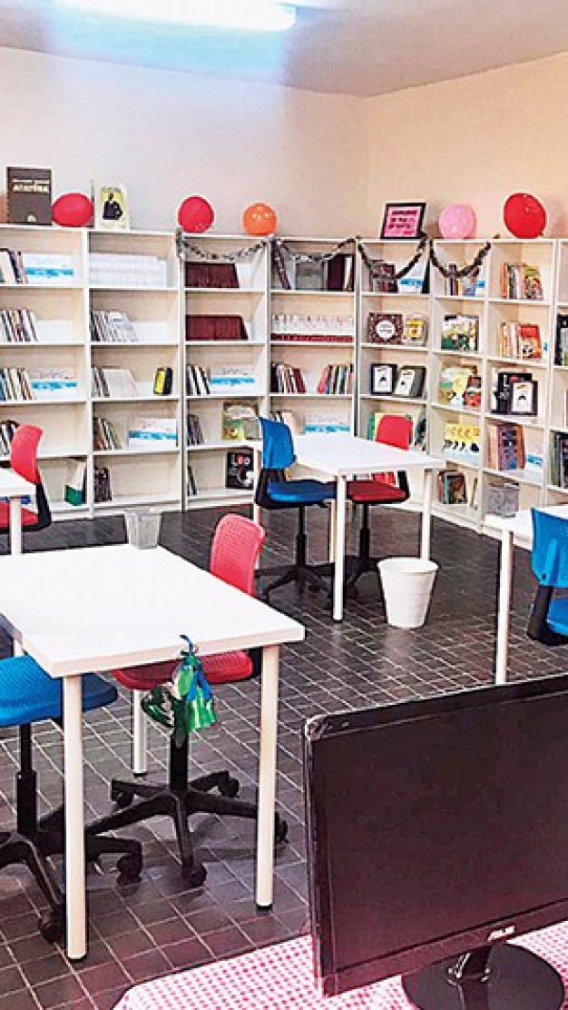 Kütüphanelerle çocuklar gülüyor