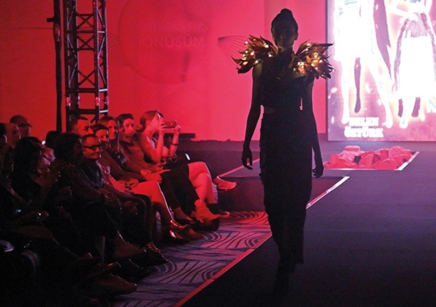 Fotoğrafları kumaşa ve giysiye dönüştürdüler