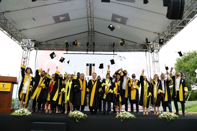 Tacir sertifikalı ilk öğrencilerin diploma sevinci